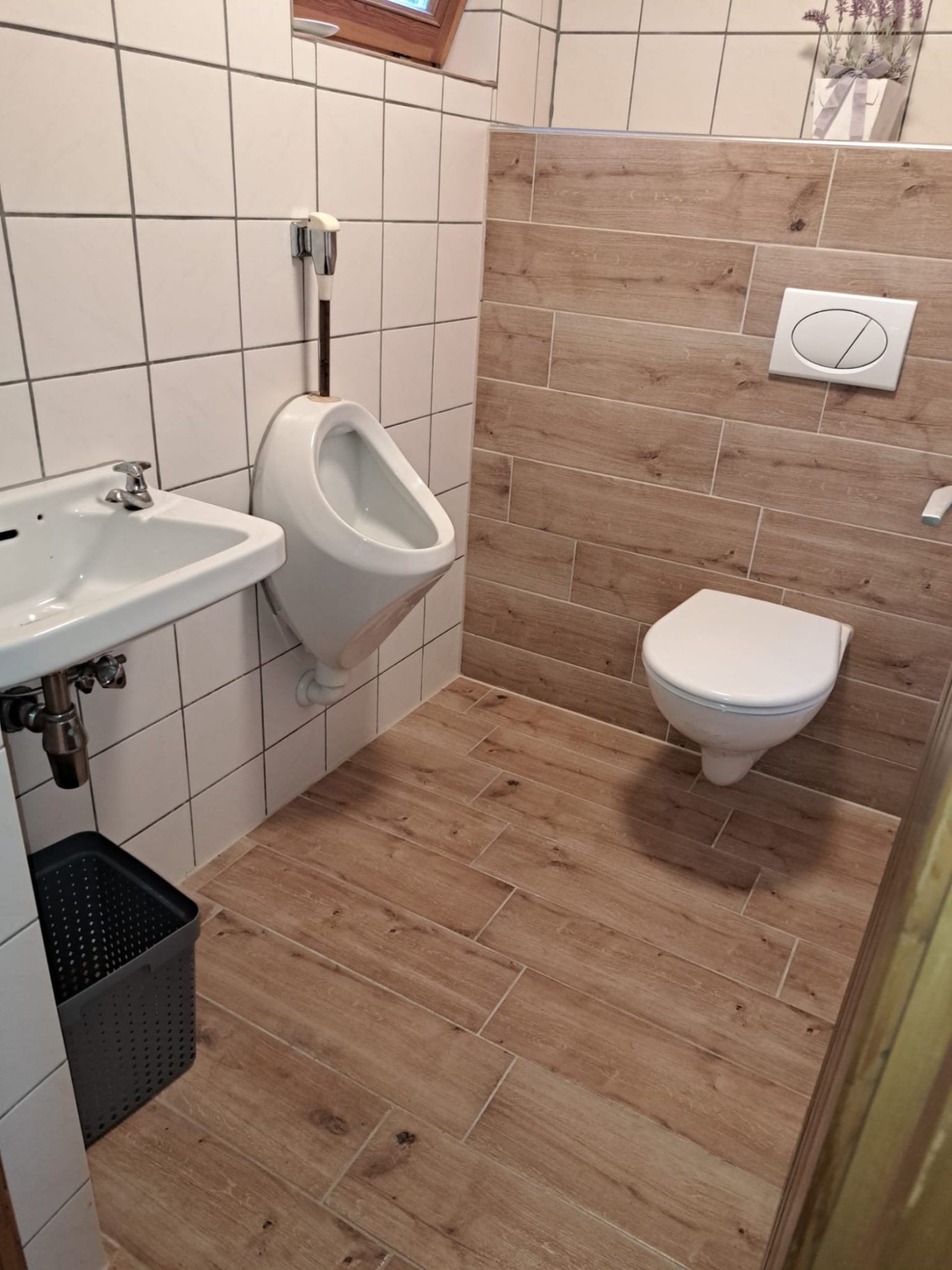 Neu renovierte Herrentoilette