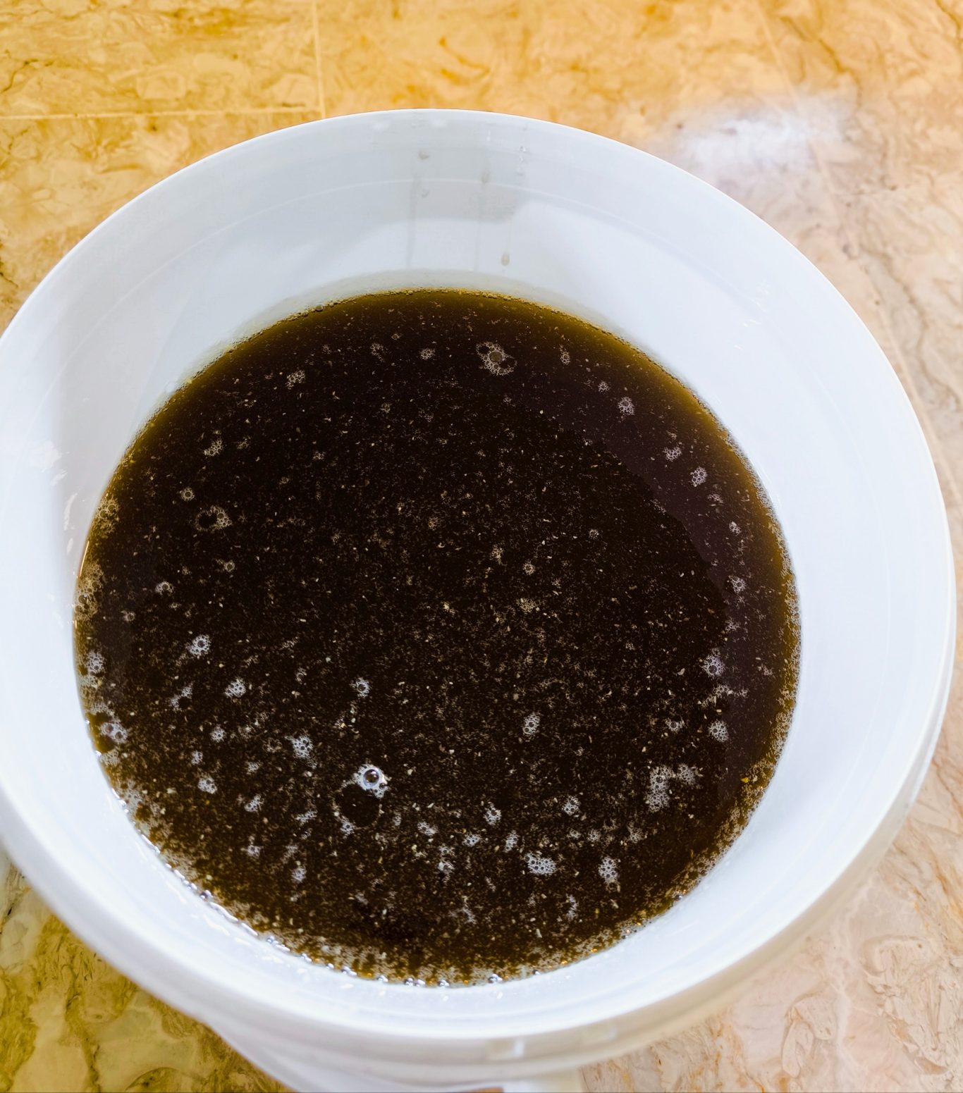 frisch geschleuderter Wald/Melezitosehonig. Schmeckt super!!